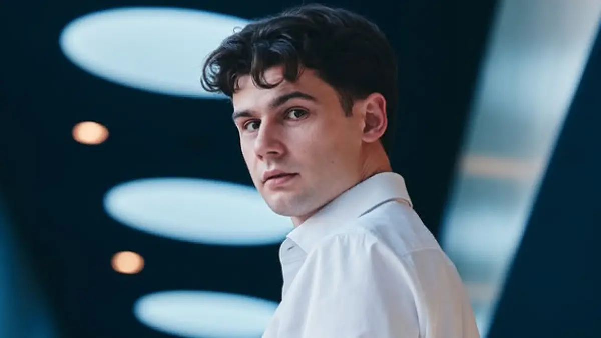 Orlando Lenzen spielt Luca Perez.