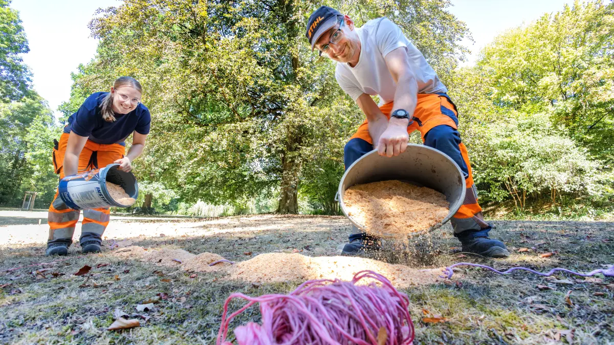 Sommernachtsfest 2026 in Schwäbisch Hall. Mitarbeiter des Werkhof bereiten die Ornamente mit Sägespänen vor, wo die Kerzen stehen sollen. Steffen Jahn und Anna-Lena Ott