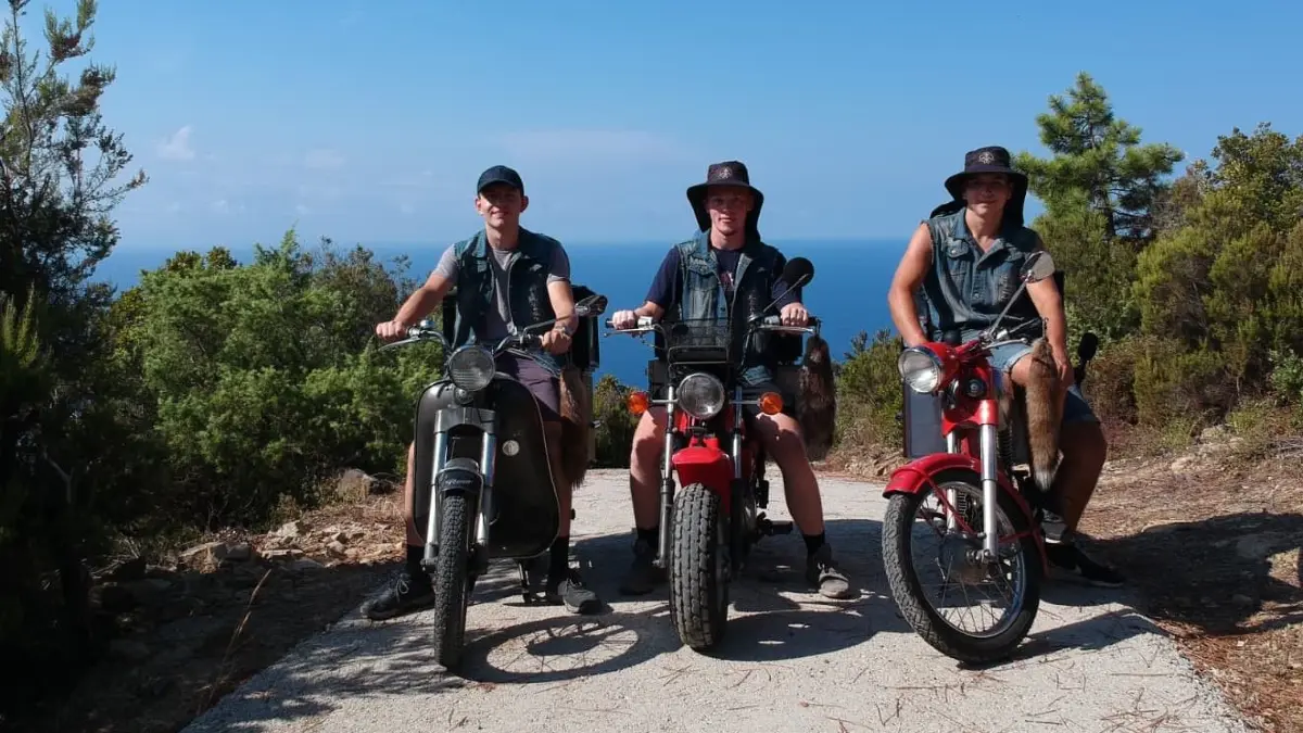 Maximilian Rupp, Tobias Pfendtner und Max Nick auf ihren Mopeds am Mittelmeer