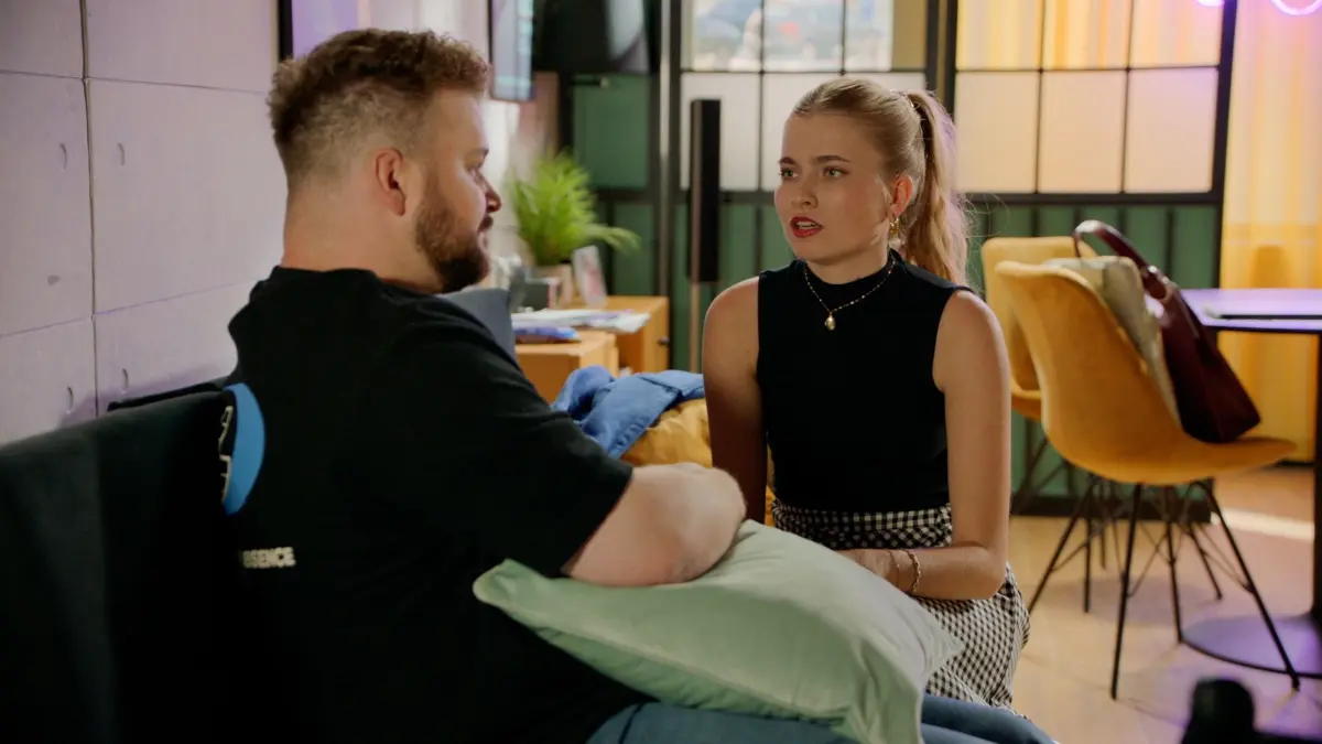Jonas (Felix van Deventer) muss einige Tage auf seine Freundin Johanna (Charlott Reschke) verzichten.