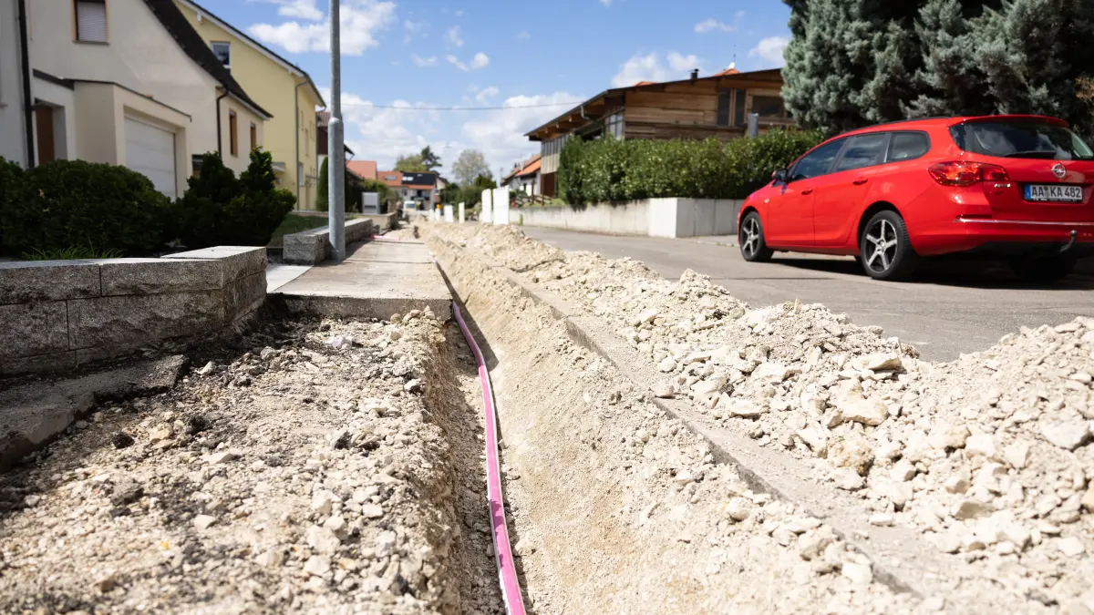 Das schnelle Internet kommt in Grafenberg, und es beschert der Gemeinde die nächste Großbaustelle nach dem Umbau der Ortsmitte, wo die Glasfaserkabel bereits liegen. Unser Foto ist am Bodenweg entstanden.