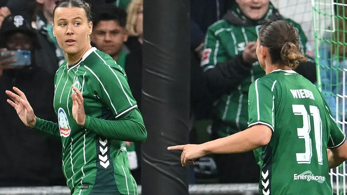 Larissa Mühlhaus: ARCHIV - 11.10.2025, Bremen: Fußball, Frauen: Bundesliga, Werder Bremen - Hamburger SV, 6. Spieltag, im Weser-Stadion in Bremen. Werders Larissa Mühlhaus (l) freut sich mit Verena Wieder über ihren verwandelten Handelfmeter zum 1:0. (zu dpa: «Skandale, Stars, Serien: So startet die Frauen-Bundesliga») Foto: Carmen Jaspersen/dpa +++ dpa-Bildfunk +++
