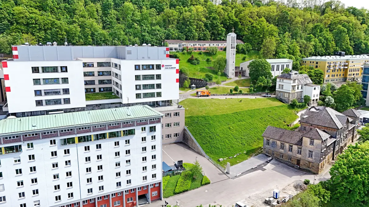 Größte Investition: Auf dem grünen Baufeld rechts neben dem neu gebauten Bettenhaus soll der zweite Neubauabschnitt auf dem Diak-Gelände in Schwäbisch Hall platziert werden. Zuletzt geschätzte Kosten: rund 225 Millionen Euro.