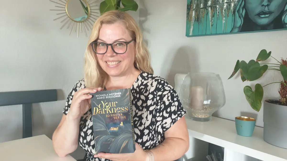 Michaela Metzner aus Öpfingen hat mit Co-Autor Mario Bekeschus das Buch "Your Darkness - so finster der See" geschrieben.