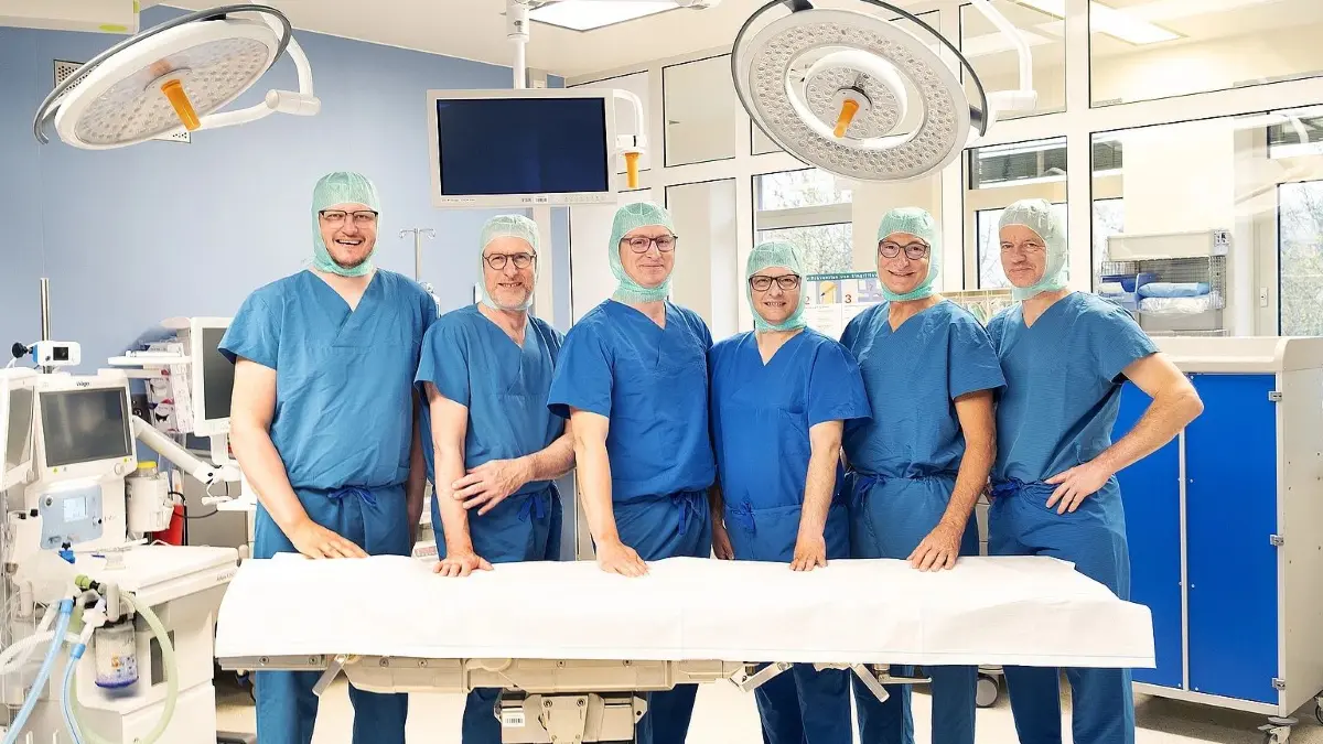 Sechs Hauptoperateure zählt aktuell das Team des Endoprothetikzentrums der Maximalversorgung der Klinik Dinkelsbühl (v. l. n. r.): Chefarzt und Zentrumsleiter Dr. Markus Sporkmann, Tomás von Koschitzky, Dr. Tim Vehring, Sorin Raducan, Rainald Kiene und Stefan Ketterle.