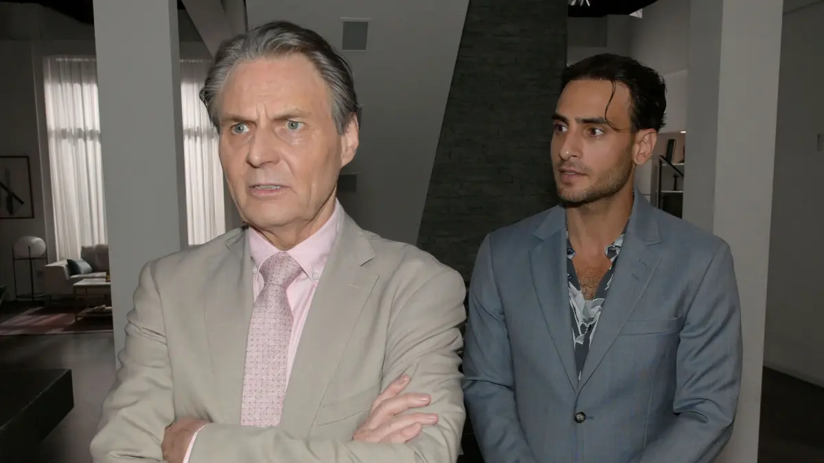 Jo Gerner (Wolfgang Bahro, l.) erklärt Nihat (Timur Ülker), dass er von ihm enttäuscht ist und beendet die Zusammenarbeit.