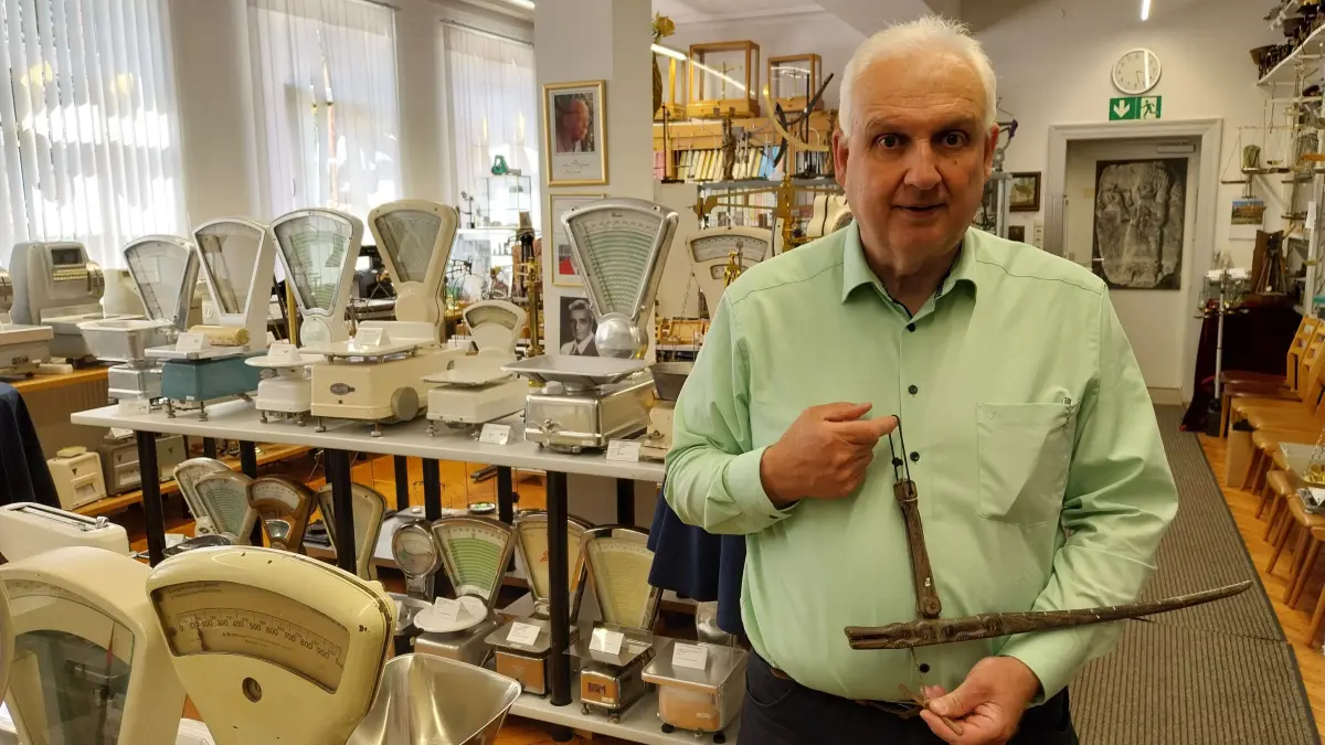 Leonhard Sassmannshausen im reich bestückten Ausstellungsraum im Haus der 1000 Waagen in der Onstmettinger Riedschule. Eines der neuen Exponate hält der Vorsitzende des Fördervereins Philipp-Matthäus-Hahn-Museum in der Hand.