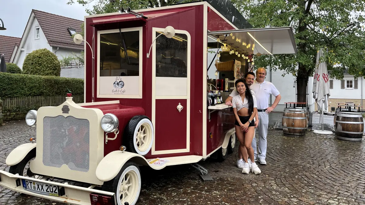 Jasmin Ruß und Boris Friesen betreiben den Foodtruck in Dettenhausen. Hauptamtsleiter Simon Römmich freut sich über die Belebung des Dorfplatzes