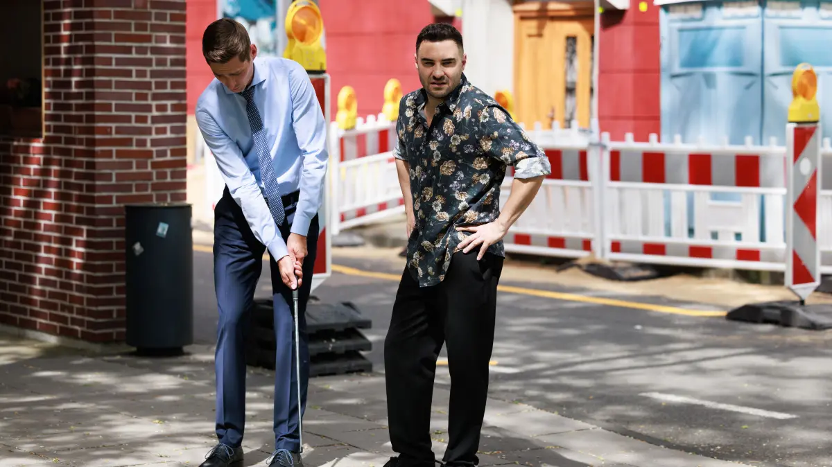 Ringo (Timothy Boldt, l.) und Easy (Lars Steinhöfel) finden trotz ihrer Bemühungen keine Nähe zueinander.