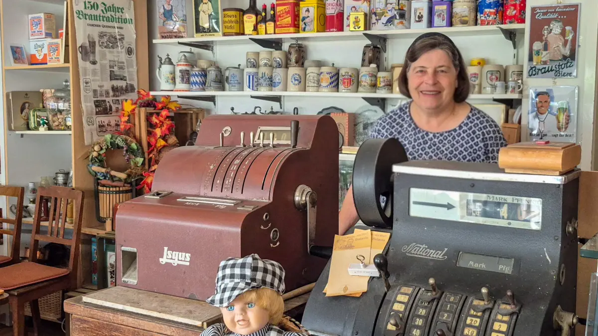 Ursula Schall hat die Verkaufsräume der Traditionsbäckerei Schall in Bad Urach in ein Museum verwandelt.