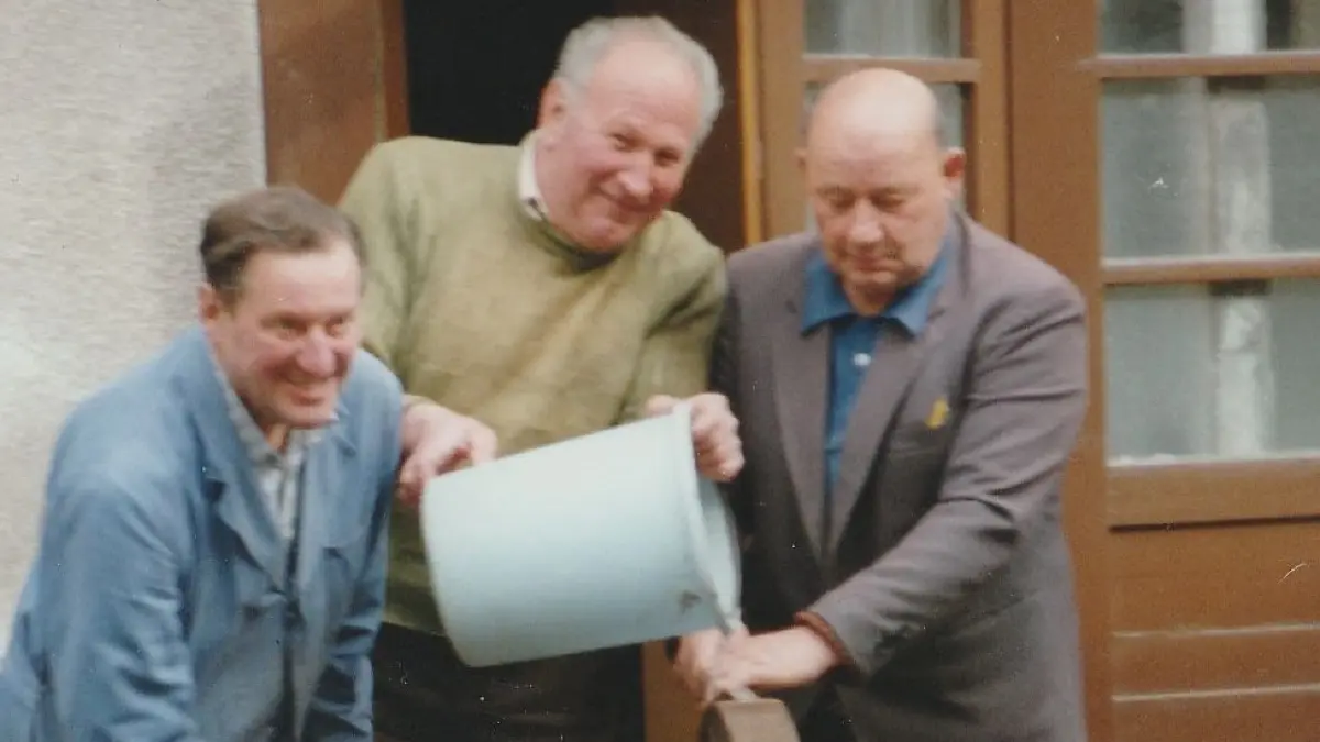 Ob diese drei Schleifer mit dem Ergenzinger Lied „wir sind die Schleifer und kommen aus Kleinparis“ gemeint waren, sei einmal dahingestellt. Originale waren sie allemal. Von links der „Sattler – Günther, der „Sau -Stopper“ und der Schneider – Ottl (Archivfoto: Klaus Ranft)