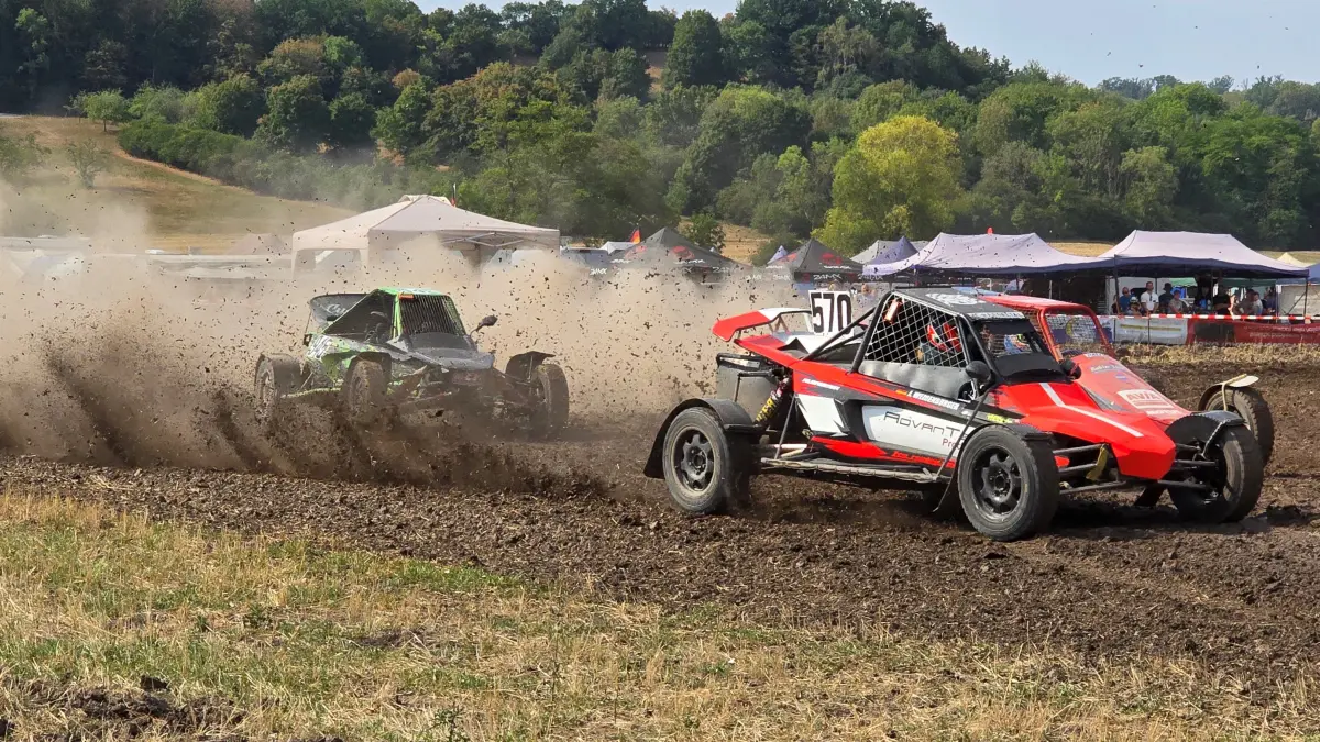 Da staubt es heftig: Buggys liefern sich am Sonntag spannende Rennen beim 20. Autocross des MSC Großaltdorf auf der Strecke bei Lorenzenzimmern.