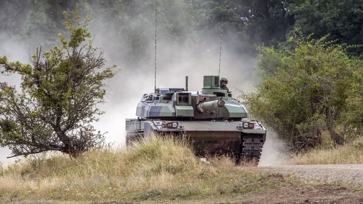 NATO Manöver Eagle Spearhead in Rumänien: LECLERC Tank. Against a backdrop of growing tensions along the Romanian-Ukrainian border, notably marked by frequent drone incursions into Romanian airspace, the multinational NATO battlegroup, under French command, is conducting a series of exercises to strengthen its defensive capabilities in the event of potential external aggression. On August 18, at Cincu Military Camp in Transylvania, the Eagle Spearhead infantry exercise helped strengthen the interoperability of the Romanian Army with allied French, Spanish, Belgian, Luxembourgish, Portuguese and Italian forces. On the ground, drones, artillery assets and armoured vehicles were deployed in support of ground troops as they launched an assault on fortified enemy positions.//TIRATJEANCHRISTIAN_TIRAT0164/Credit:Jean-Christian Tirat/SIPA/2608181840
