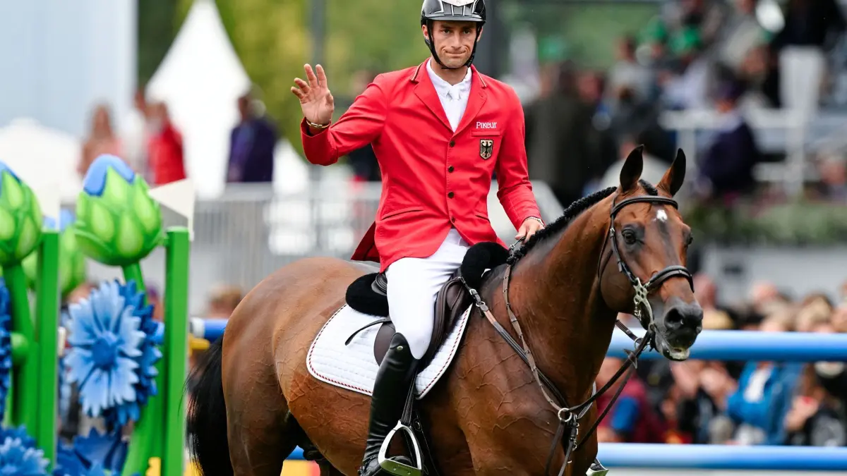 Reit-WM Aachen: 19.08.2026, Nordrhein-Westfalen, Aachen: Pferdesport: Weltmeisterschaft, Springen, 1. Wertungsprüfung Einzel und Team. Der deutsche Springreiter Richard Vogel auf dem Pferd United Touch winkt. Foto: Uwe Anspach/dpa +++ dpa-Bildfunk +++