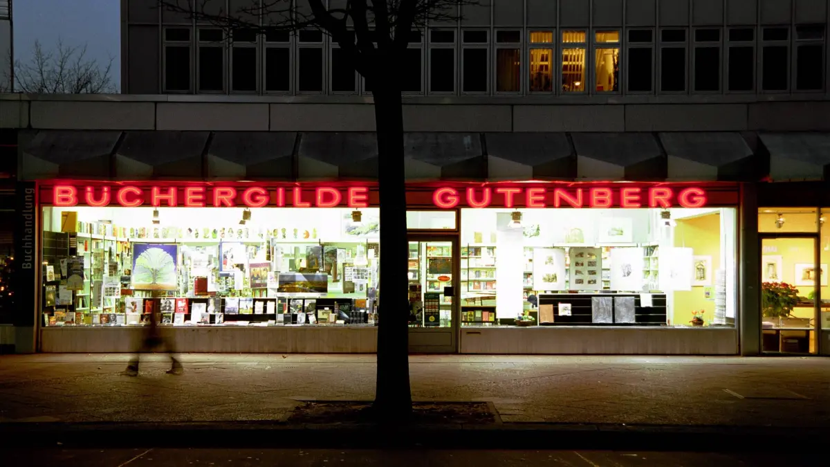 Bildnummer: 50362385 Datum: 20.12.2003 Copyright: imago/Schöning
Buchhandlung Büchergilde Gutenberg am Berliner Wittenbergplatz, Gebäude, außen, Außenansicht , Personen , Restlichtaufnahme; 2003, Berlin, beleuchtet, beleuchtete, beleuchteter, Abend, abends, Nacht, nachts, Städte, Laden, Läden, Geschäft, Geschäfte, Buchladen, Buchläden; , quer, Kbneg, , Einzelhandel, Wirtschaft, Schriftzug, Logos, Deutschland, , Reisen, Europa / Totale; Aufnahmedatum geschätzt