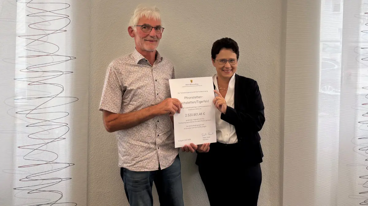 Übergabe des Bewilligungsbescheids mit rund 2,5 Millionen Euro für das 2. Bauprogramm in Pfronstetten durch Ministerin Marion Gentges an Georg Schneider.