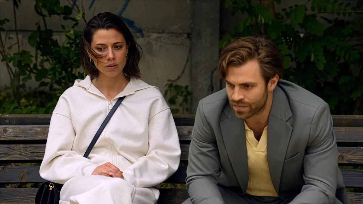 Als Matilda (Anna-Katharina Fecher) durch Julian (Onno Buß) von Nihats Betrug erfährt, fragt sie sich, wie es so weit kommen konnte.