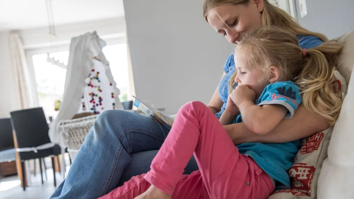 Mutter und Tochter lesen ein Buch