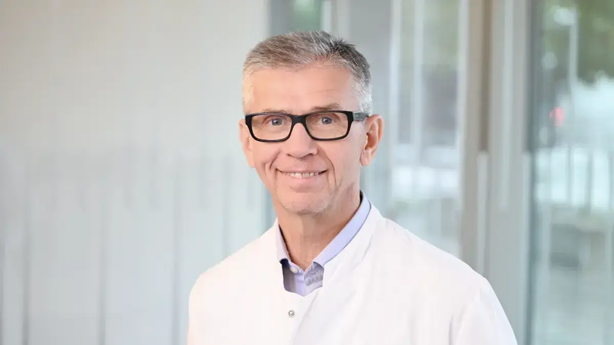 Jörg Müller ist leitender Oberarzt der Frauenklinik am Klinikum Stuttgart. Er gibt Tipps, wie man seinen Beckenboden fit hält – und was man vermeiden sollte.