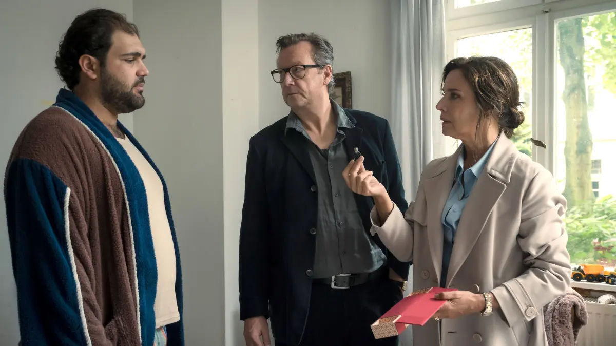 Hektor (Matthias Brandt, Mitte) und Katharina (Désirée Nosbusch) versuchen, ihre Tochter besser zu verstehen – und erfahren Erschreckendes von Liliths Mitbewohner Robert (Danilo Kamperidis,li.).
