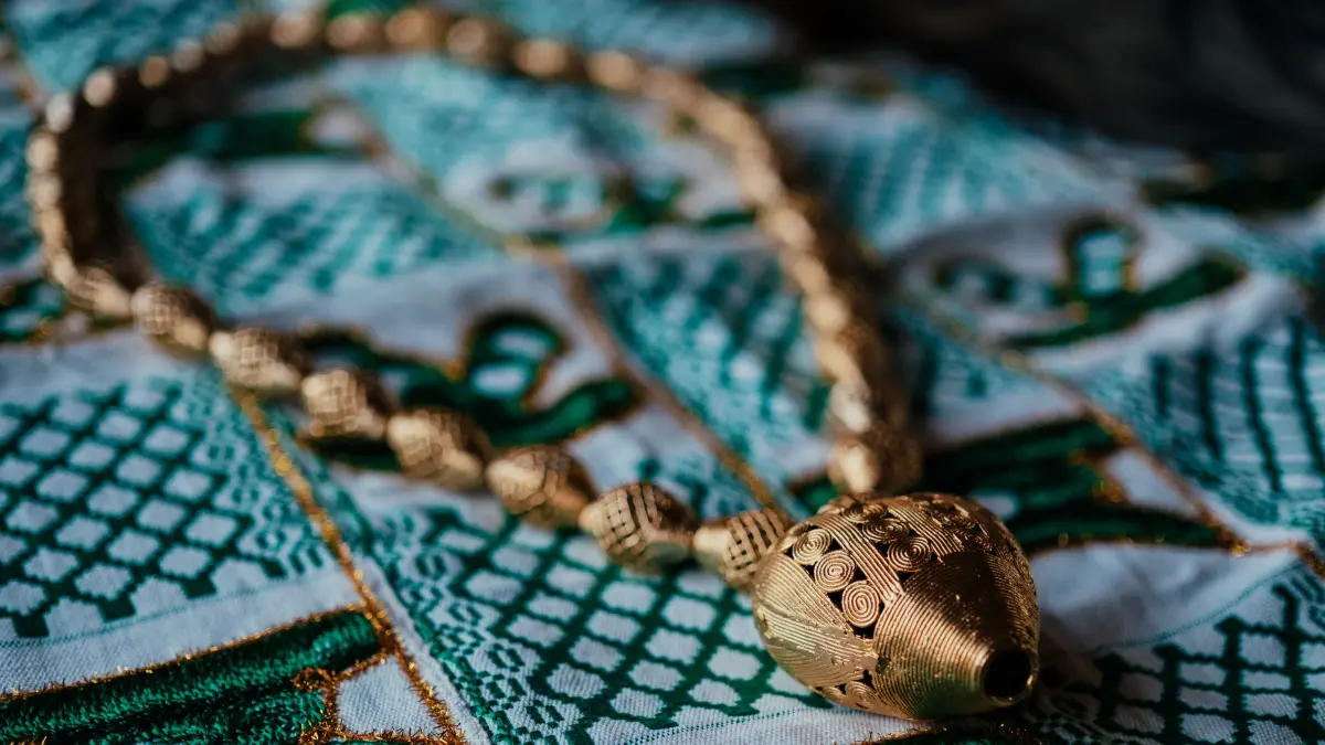 Aus Reutlingens Partnerstadt Bouaké stammt diese goldene Halskette der Baoulé. Sie gehört zu den traditionellen Insignien und steht für Reichtum, Macht und Ausstrahlung.