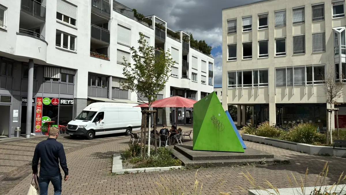 Die Anwohner am Willy-Brandt-Platz wollen die Stadt in die Pflicht nehmen, den Ort aufzuwerten.