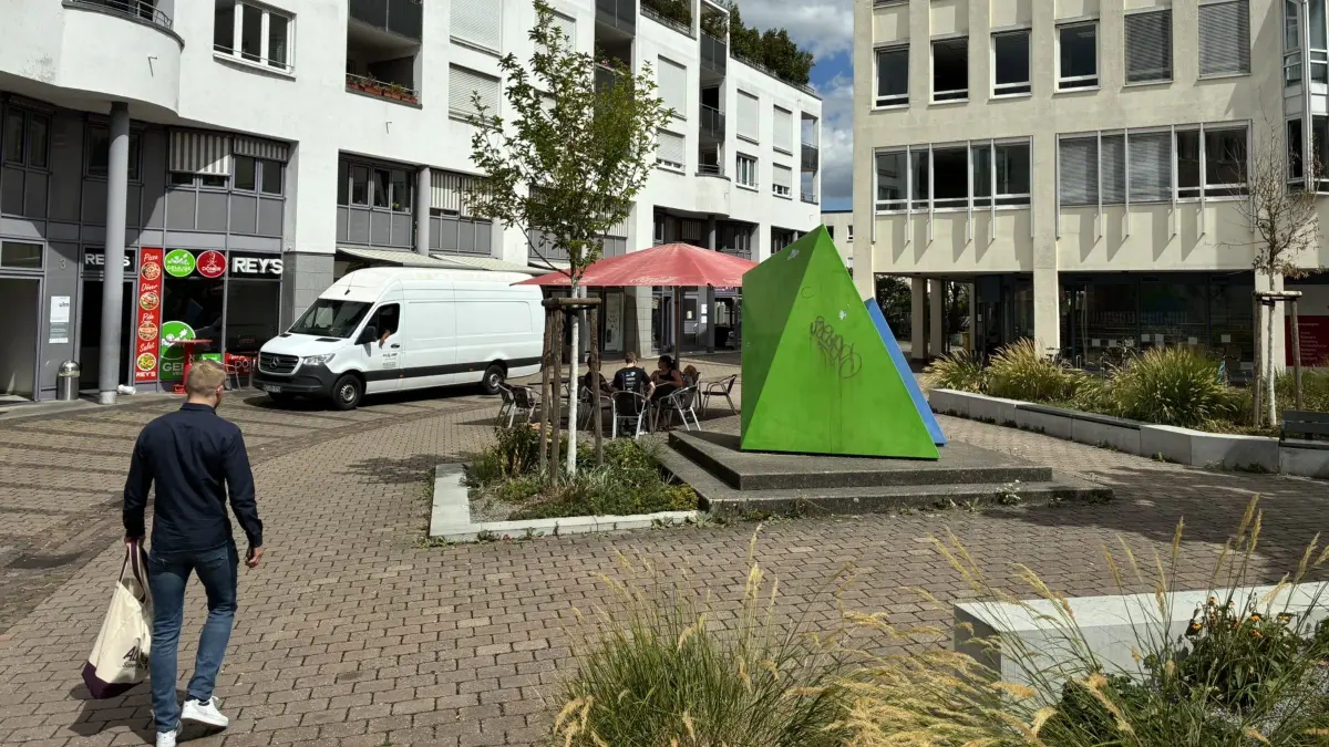 Die Anwohner am Willy-Brandt-Platz wollen die Stadt in die Pflicht nehmen, den Ort aufzuwerten.