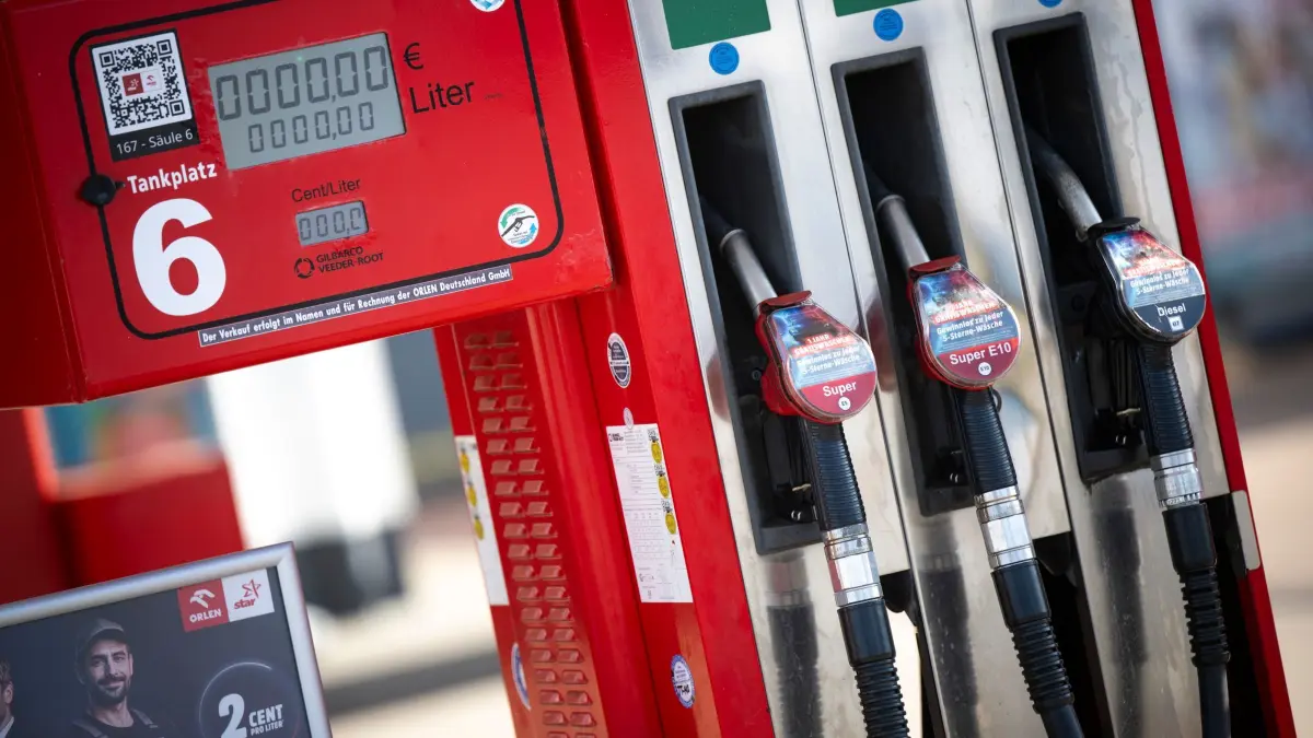 Spritpreise (Symbolfoto): ARCHIV - 18.03.2026, Mecklenburg-Vorpommern, Graal-Müritz: An einer Zapfsäule an einer Tankstelle hängen die Tankschläuche der Kraftstoffe Superbenzin (l-r), Super E10 und Diesel. (zu dpa: «Bayern prüft Verstöße gegen 12-Uhr-Regel») Foto: Philip Dulian/dpa +++ dpa-Bildfunk +++