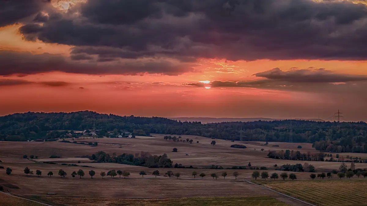 Zwischen Dürre und Abendrot: Sonnenuntergang über ausgetrocknetem Land. Das Foto ist in Frankenhardt entstanden.