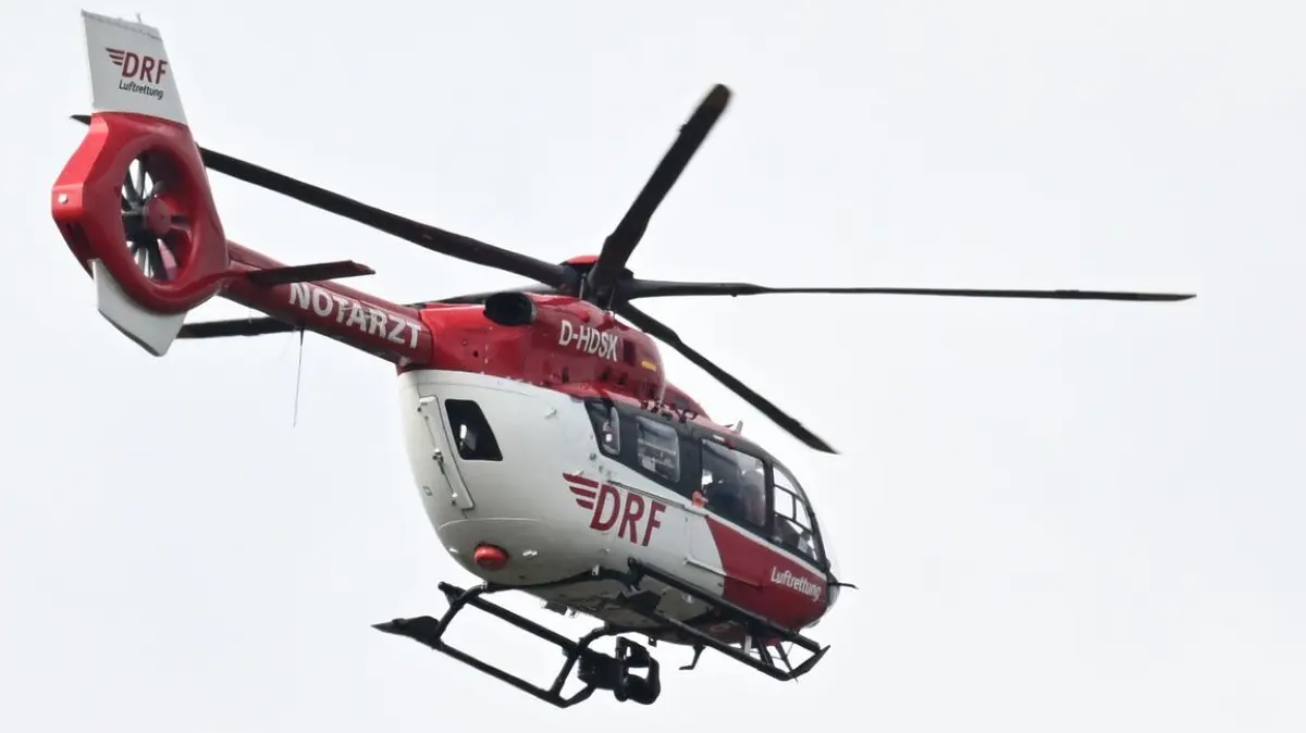 Rettungshubschrauber: ARCHIV - 17.03.2025, Baden-Württemberg, Kornwestheim: Ein Hubschrauber der Deutschen Luftrettung fliegt bei einem Rettungseinsatz. (zu dpa: «Senior missachtet Vorfahrt - Rollerfahrerin verletzt») Foto: Bernd Weißbrod/dpa +++ dpa-Bildfunk +++