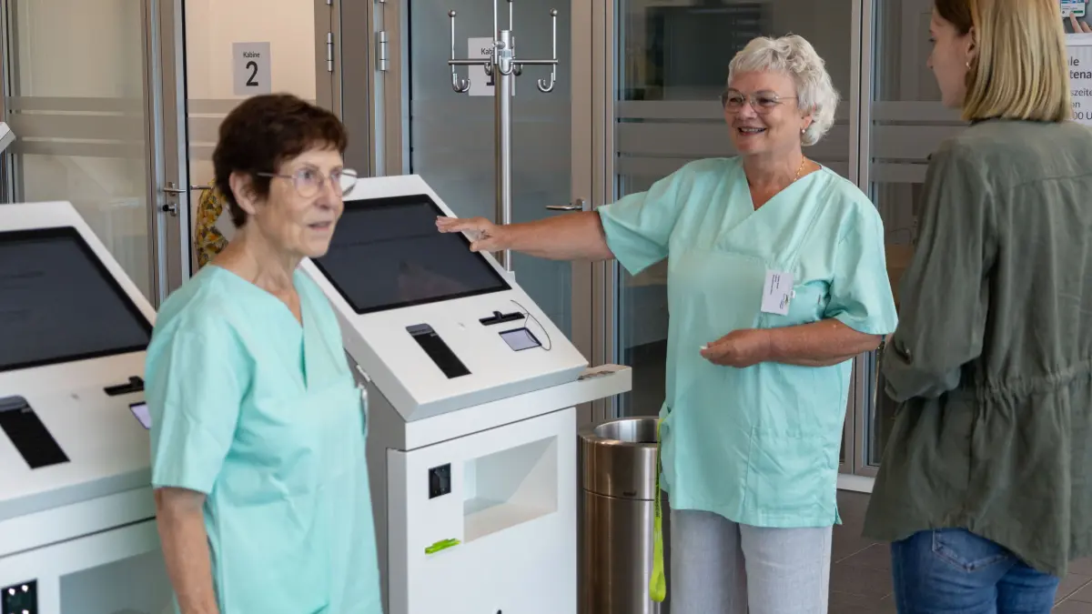 Die Arbeit der Grünen Damen im Alb-Fils-Klinikum: Ehrenamtliche suchen Nachwuchs v. li. Jutta Roubal, Claudia Maurer