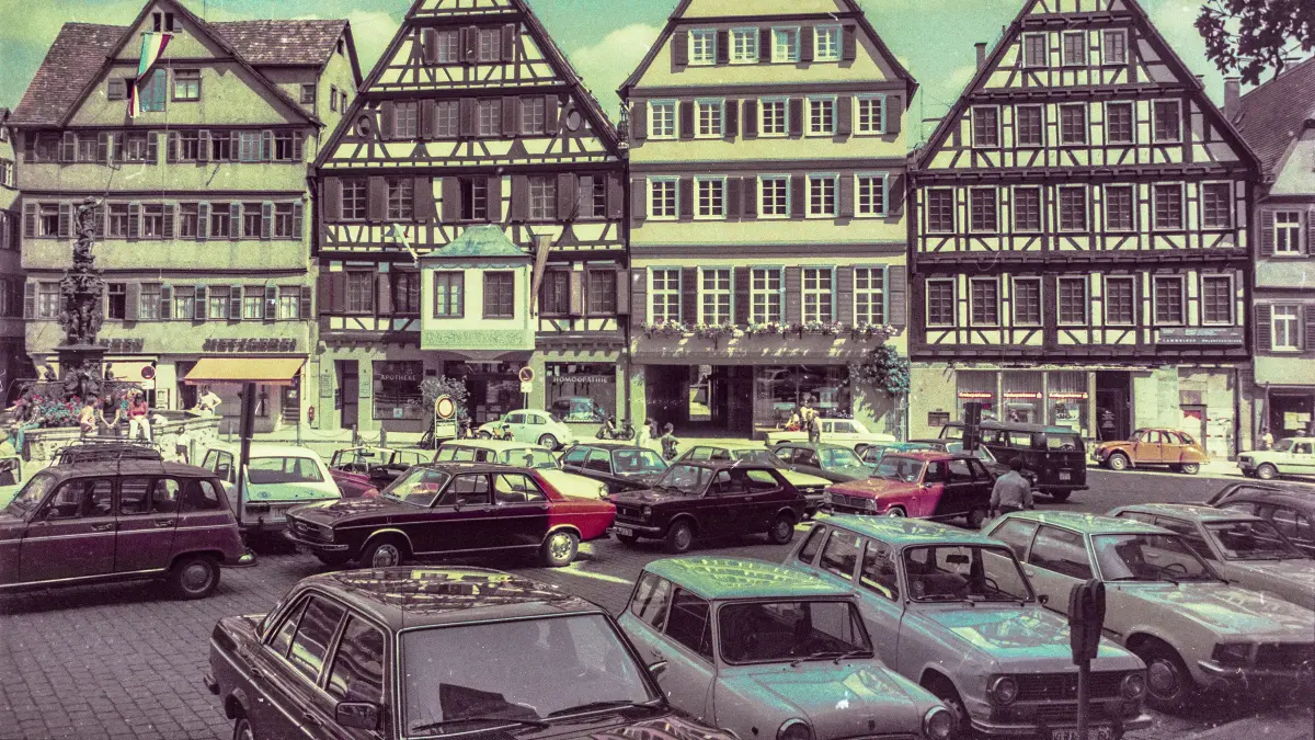 Autos auf dem Marktplatz Tübingen: Marktplatz Tübingen mit parkenden Autos
Juni 1977 Bild: Ulrich Metz