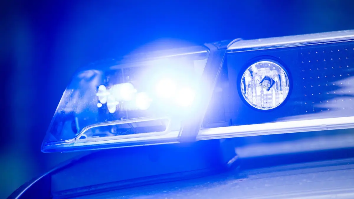 Polizei Blaulicht - Symbolbild: ARCHIV - 15.05.2019, Bayern, Dachau: Ein Blaulicht leuchtet an einer Polizeistreife. (zu dpa: «Nächtliche Spritztour: Jugendliche klauen Bagger») Foto: Lino Mirgeler/dpa +++ dpa-Bildfunk +++