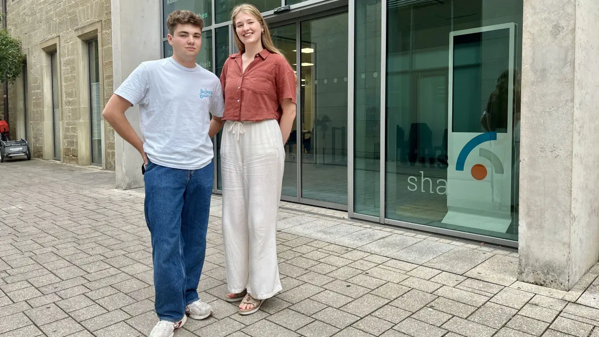 Sebastian Banasch und Alisa Punko haben im Jahr 2025/2026 einen Bundesfreiwilligendienst bei der Volkshochschule Schwäbisch Hall absolviert. Sie wollten die Zeit nutzen, um sich in der Arbeitswelt zu orientieren.
