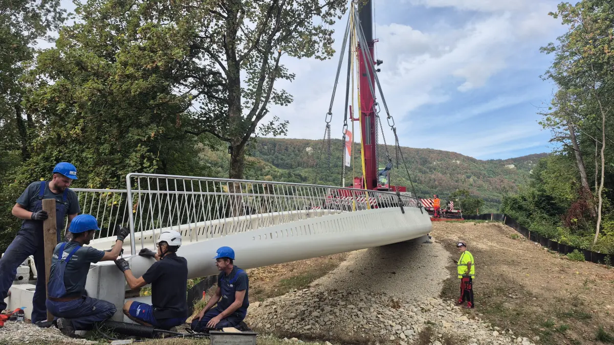 Am Donnerstagvormittag wurde die Brücke an der Brühbachmündung eingehoben. Sie soll eine wichtige Verbindung auf dem zukünftigen Gartenschaugelände in Bad Urach sein.