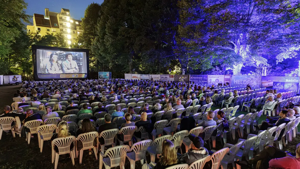 Geislinger Open-Air-Kino am 5-Täler-Bad vom 19. August bis 29. August 2026. Das Sommernachtskino Geislingen feiert 2026 sein 10. Jubiläum und verwandelt das Gelände beim 5-Täler-Bad an insgesamt acht Filmtagen, jeweils von Mittwoch bis Samstag, wieder in ein großes Open-Air-Kino. Eröffnungsvorstellung am Mittwochabend, den 19. August 2026 um 21:30 Uhr mit dem Film „MICHAEL“ ein biografisches Musikdrama über Michael Jackson dem „The King of Pop“Bei perfekten Open-Air-Kino-Wetter war die gut besuchte Vorstellung fast ausverkauft.