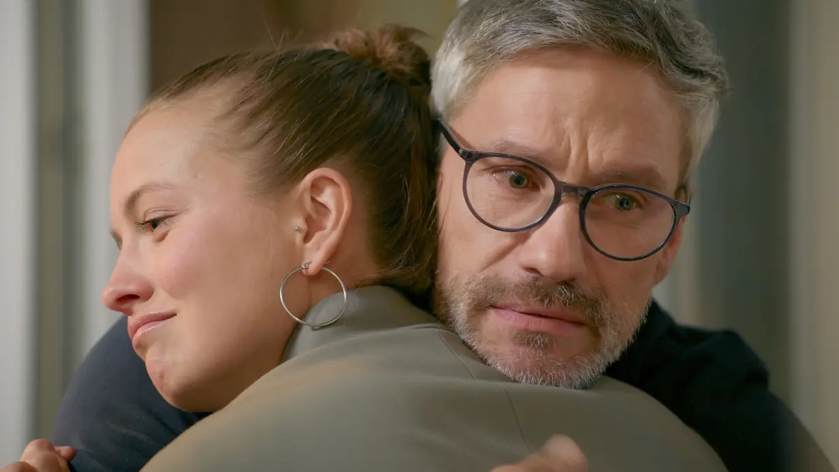 Lucie (Julia Wiedemann) gesteht Henning (Stefan Bockelmann) ergriffen, wie sehr er ihr fehlen wird.