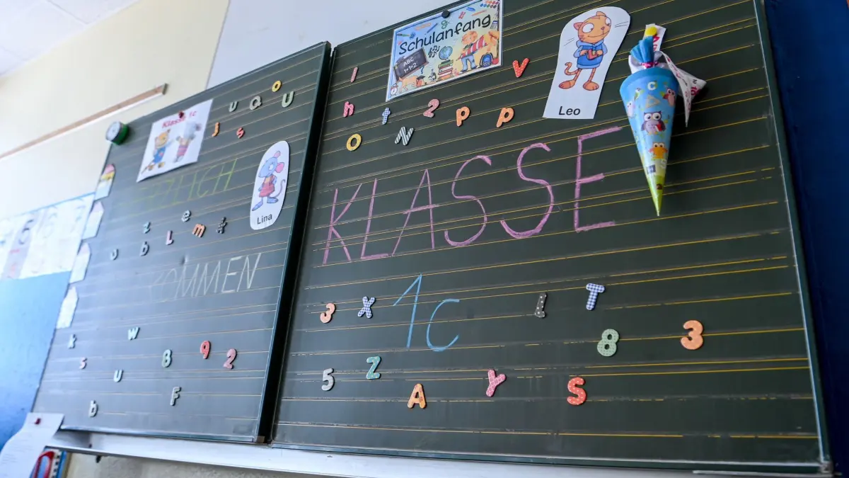Einschulungsbilder gesucht: ARCHIV - 22.08.2022, Berlin: "Herzlich willkommen Klasse 1c" steht an einer Tafel in der Schule in der Köllnischen Heide in Neukölln, die mit einer kleinen Schultüte geschmückt ist. (zu dpa: «Berlin Museum sucht Einschulungsfotos») Foto: Jens Kalaene/dpa +++ dpa-Bildfunk +++
