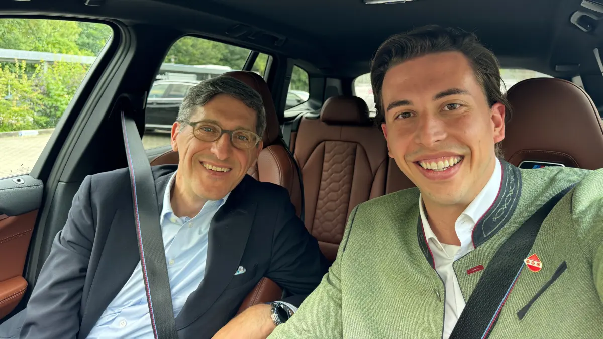 Bürgermeister Sören Döffinger (re.) mit EBM-Papst-Geschäftsführer Klaus Geißendörfer unterwegs durch Mulfingen.