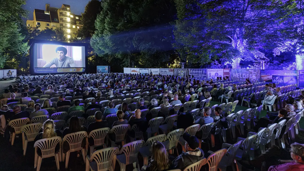 Geislinger Open-Air-Kino am 5-Täler-Bad vom 19. August bis 29. August 2026. Das Sommernachtskino Geislingen feiert 2026 sein 10. Jubiläum und verwandelt das Gelände beim 5-Täler-Bad an insgesamt acht Filmtagen, jeweils von Mittwoch bis Samstag, wieder in ein großes Open-Air-Kino. Eröffnungsvorstellung am Mittwochabend, den 19. August 2026 um 21:30 Uhr mit dem Film „MICHAEL“ ein biografisches Musikdrama über Michael Jackson dem „The King of Pop“Bei perfekten Open-Air-Kino-Wetter war die gut besuchte Vorstellung fast ausverkauft.