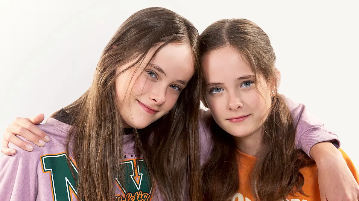 Die Zwillinge Lilly und Lylou Röder verkörpern bei "Rote Rosen" die Rolle Lilly Berger.