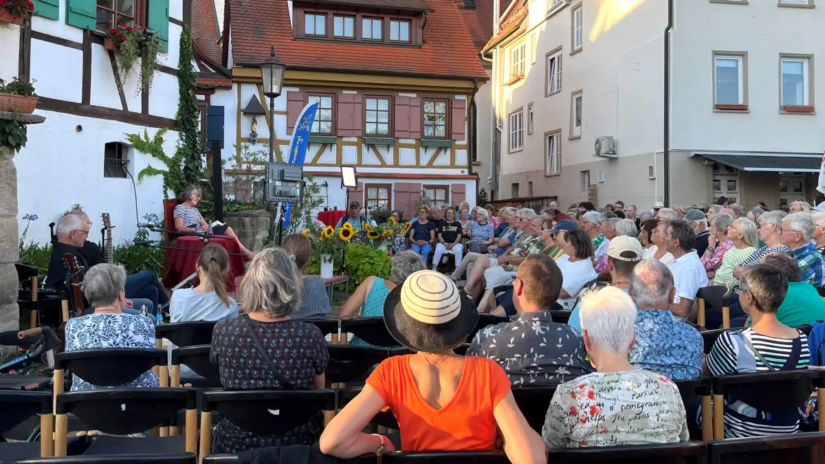 Auftakt der Sommerleseabende 2026 beim Haus am Nepomuk in Rottenburg