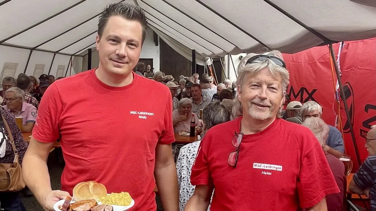 Andy Meboldt (liks im Bild) ist seit zehn Jahren erster Vorstand des MSC Leidringen. Mit seinem Vorgänger Helmut Seemann blickt er auf die Geschichte des Augustmarkts zurück.
