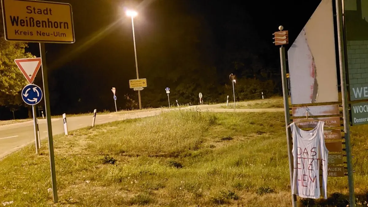 Auch in Weißenhorn ist ein Kleidungsstück der Protestaktion "Das letzte Hemd" aufgetaucht.