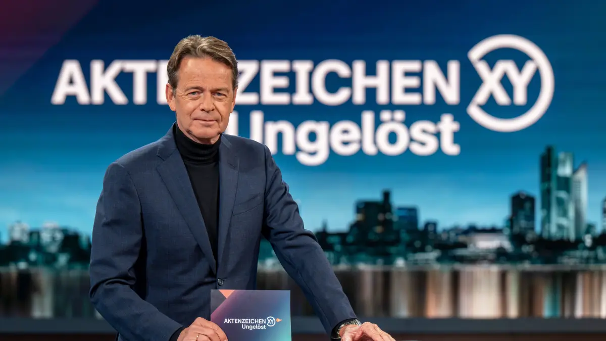 In der Sendung "Aktenzeichen XY... Ungelöst" stellt Rudi Cerne unbeklärte Kriminalfälle vor.