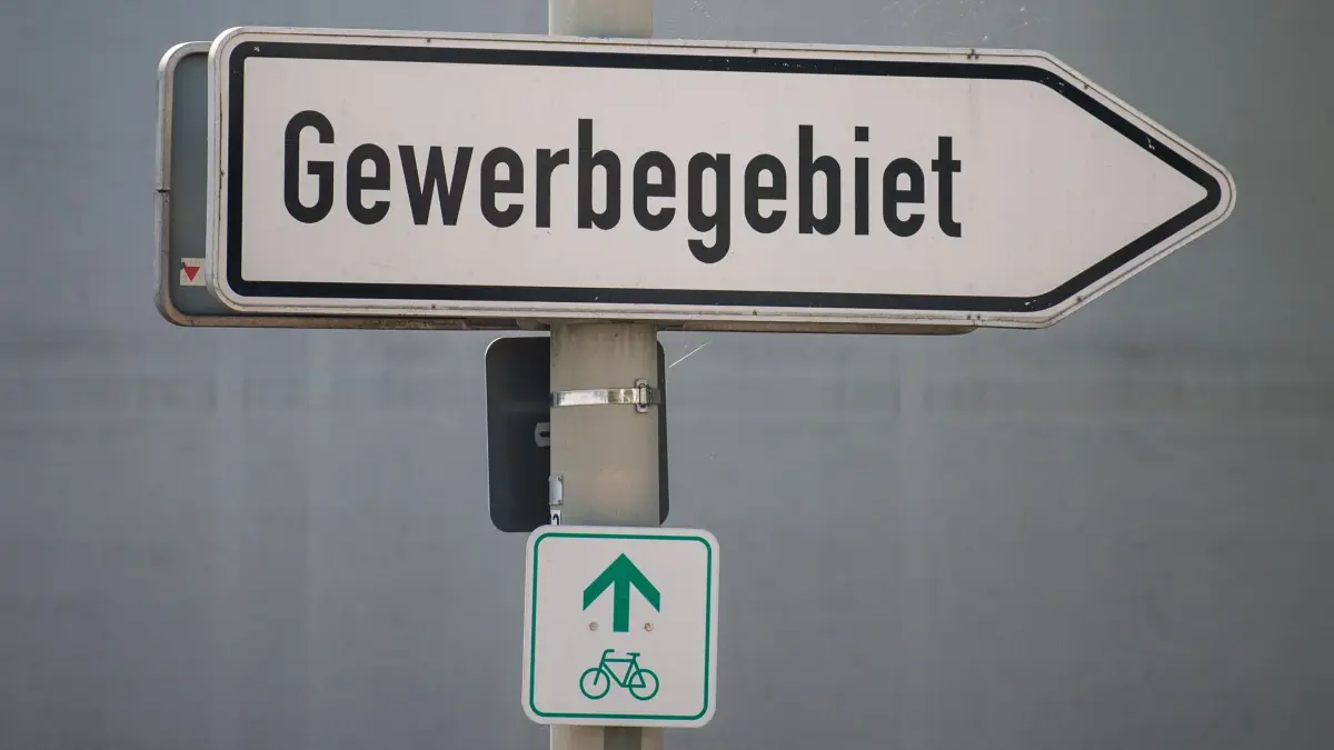 Gewerbegebiet: ARCHIV - 20.08.2018, Bayern, München: Ein Schild weist an einer Kreuzung auf ein Gewerbegebiet hin. (zu dpa: «Mehr Neugründungen: Schleswig-Holstein mit Rekord seit 2010») Foto: Lino Mirgeler/dpa +++ dpa-Bildfunk +++