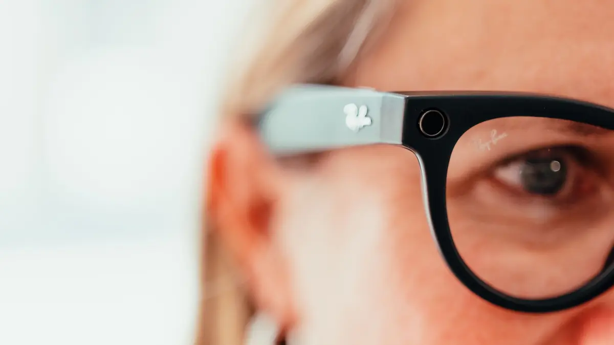 Kaum auffällig: In der Ray-Ban Meta steckt eine Kamera. Eine weiße LED soll Außenstehende darauf hinweisen, wenn mit der Brille fotografiert oder gefilmt wird.