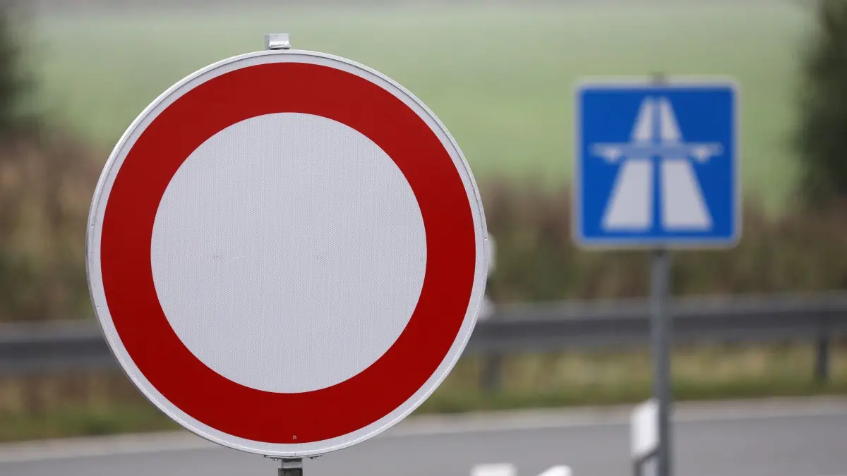 Sperrung einer Autobahn: ARCHIV - 09.10.2017, Mecklenburg-Vorpommern, Tribsees: An einer Autobahnauffahrt wird auf eine Sperrung hingewiesen. (zu dpa: «Vollsperrung der A38 zwischen Bad Lauchstädt und Leuna») Foto: Bernd Wüstneck/dpa-Zentralbild/dpa +++ dpa-Bildfunk +++