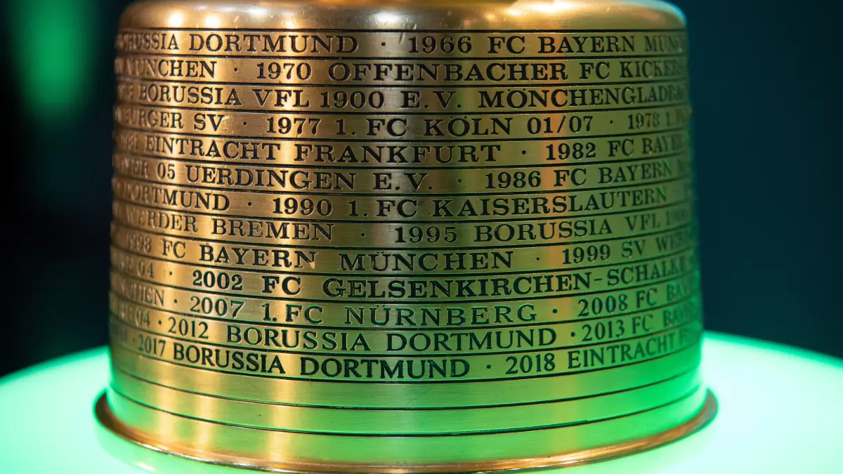 Fußball: DFB-Pokal, Cup Handover des DFB-Pokals. Der DFB-Pokal mit den eingravierten Namen der Pokalsieger steht vor Beginn der Veranstaltung auf einem Sockel. In der Mitte des Pokals steht der Name des Pokalsiegers des vergangenen Jahres, Eintracht Frankfurt. Am Mittwochabend muss Bundesligist Eintracht Frankfurt im DFB-Pokal beim Zweitligisten FC St. Pauli antreten. +++ dpa-Bildfunk +++