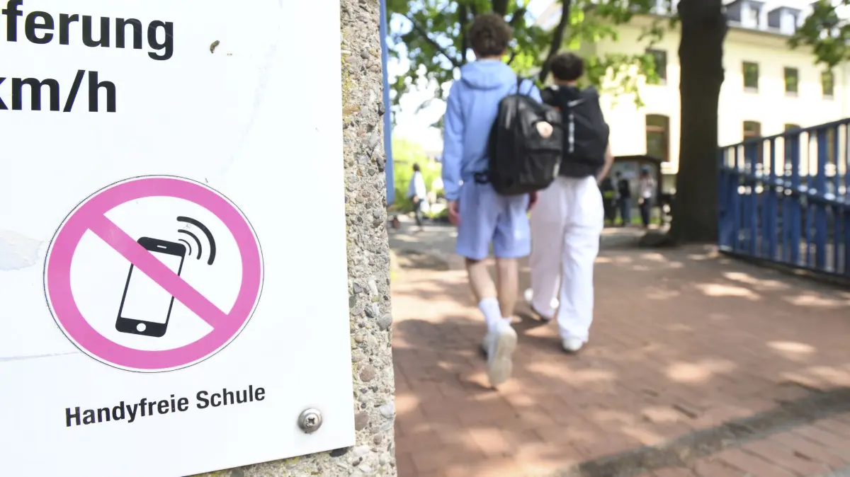 An der Schule in Hannover gehoert das Handy-Verbot zum Alltag: Schild mit dem Hinweis Handyfreie Schule an der Freien Waldorfschule am Maschsee in Hannover (Foto vom 22.05.2026). An der Waldorfschule gibt es kein striktes Totalverbot. Stattdessen praktiziert die Schule ein gemeinschaftlich erarbeitetes Konzept der "handyfreien Schule". Unter dem Handybaum duerfen Schuelerinnen und Schueler ihre Smartphones nur im Notfall nutzen. Ansonsten gilt: Handyfreie Schule – mit Ausnahmen fuer den Unterricht. (Siehe epd-Feature vom 20.08.2026)